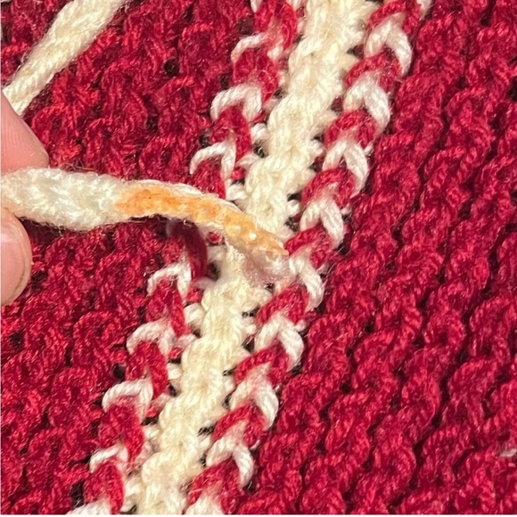 Knitted scarf burgundy red and white vertical striped thick soft knitted scarf - Picture 7 of 9